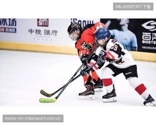 冰球少年被撞飞三米却爬起继续追球——青春的坚韧与激情，永不言败